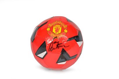 null Eric Cantona. Mini ballon à l'effigie de Manchester signé par le joueur. N°...