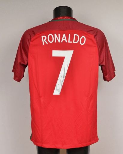 null Christiano Ronaldo. Maillot n°7 de l'équipe du Portugal. Signature authentique...
