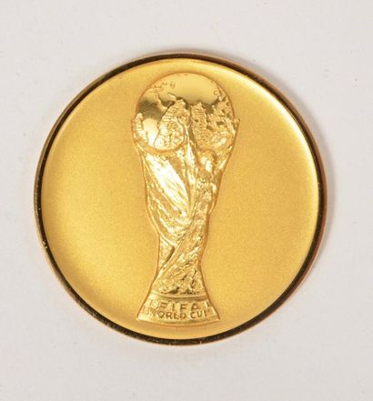 null Médaille d'or de la Coupe du Monde 1998 en France offerte aux dignitaires et...