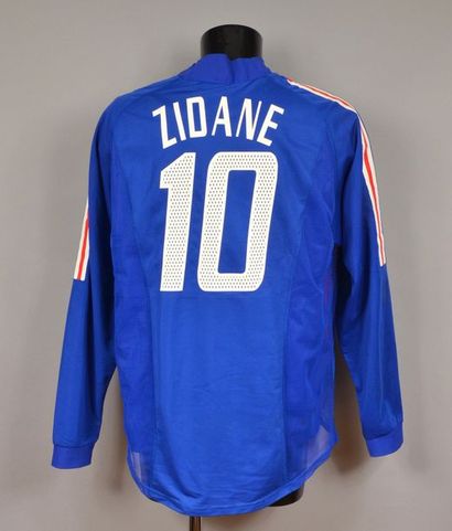 null Zinédine Zidane. Maillot n°10 de l'équipe de France porté en 2ème mi-temps lors...