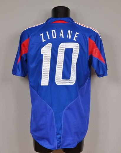 null Zinédine Zidane. Maillot n°10 de l'équipe de France porté en 2ème mi-temps lors...