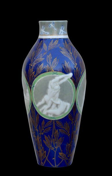 null Exceptionnel vase de Sèvres en porcelaine remis aux vainqueurs de la médaille...