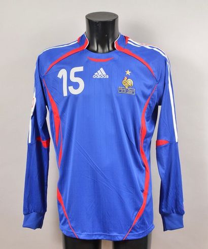 null Lilian Thuram. Maillot n°15 de l'équipe de France pour la rencontre de qualification...