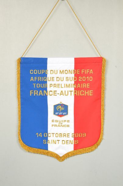 null Fanion officiel de l'équipe de France pour la rencontre de qualification à la...