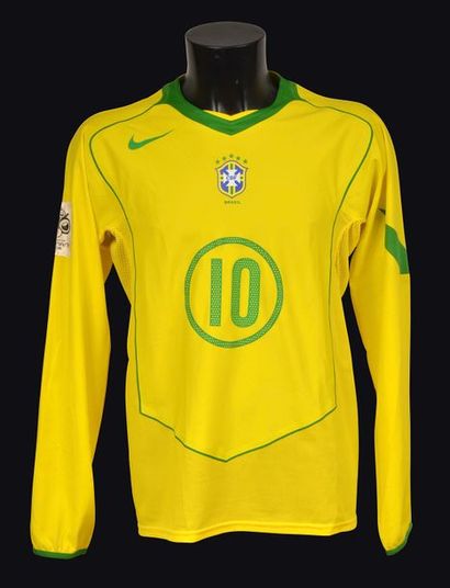 null Ronaldinho. Maillot n°10 du Brésil porté lors de la rencontre de qualification...
