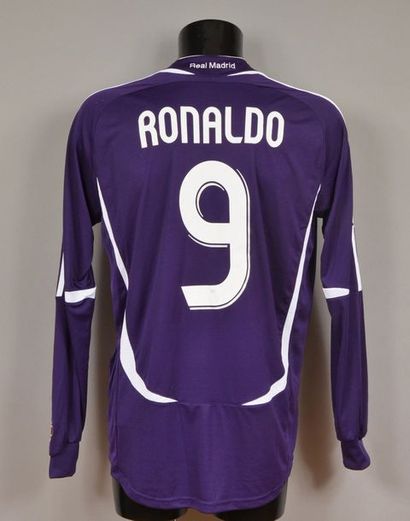 null Ronaldo. Maillot n°9 du Real Madrid porté lors de la rencontre du Championnat...