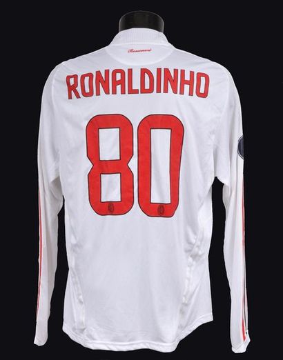 null Ronaldinho. Maillot n°80 du Milan AC porté lors de la saison 2008-2009 de la...
