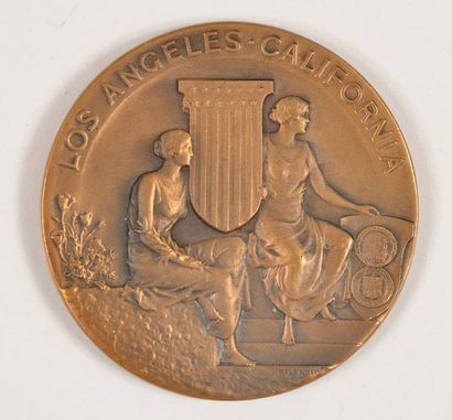 null Médaille officielle de participant en bronze par J.
Kilenyi. Diamètre 60 mm....