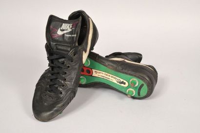 null George Weah. Paire de chaussures portés lors de la finale de la Coupe de France...