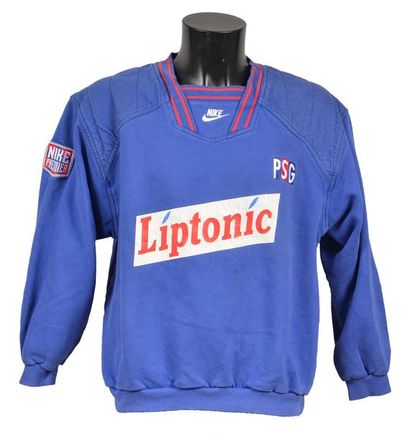 null George Weah. Sweat shirt du Paris Saint-Germain porté lors de la saison 1994-1995...
