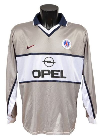 null César. Maillot n°5 du Paris Saint-Germain porté lors de la saison 1999-2000...