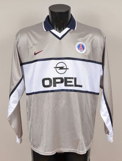 null Eric Rabesandratana. Paris Saint-Germain jersey n°15 worn during the 1999-2000...