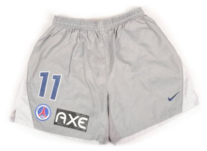 null Short n°11 of the Paris Saint-Germain worn during the 2001-2002 season of the...
