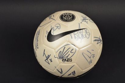 null Ballon du Paris Saint-Germain avec les signatures des joueurs de l'équipe pour...
