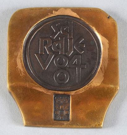 null Médaille officielle de participant. En bronze par N.
Mitric. Diamètre 60x66...