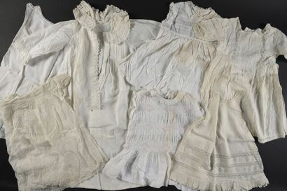 null Fonds de garde-robe bourgeoise, vers 1900.

Pour l’enfant, quatre robes en linon,...