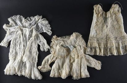 null Robes et manteaux de fillettes en dentelle, fin du XIXe siècle. 

Une veste...