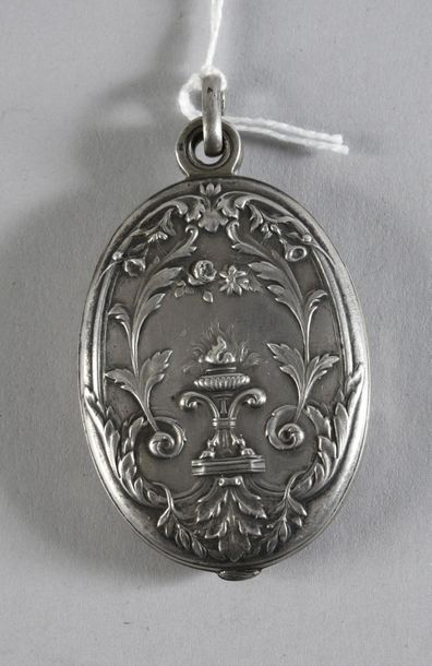 null Miroir de sac, vers 1900, en argent repoussé (Minerve) à décor de bouquet et...