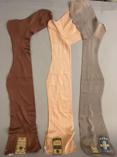 null Trois paires de bas en jersey de soie ajouré, vers début du XXe siècle, coloris...