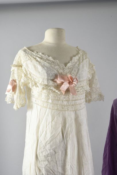 null Kimono et chemise de nuit, vers 1920-1930, kimono ou robe de chambre en taffetas...