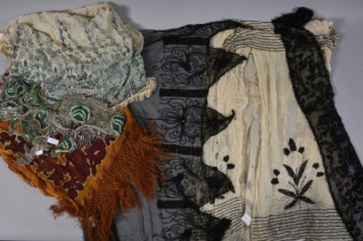 null Etole et documents de robes brodées, vers 1920-1930, étole en gaze de soie façonnée...