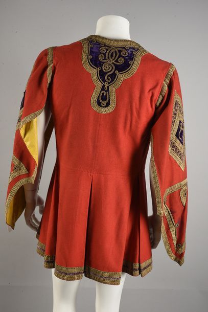 null Veste dans le goût médiéval, début du XXe siècle, en drap de laine rouge brodé...