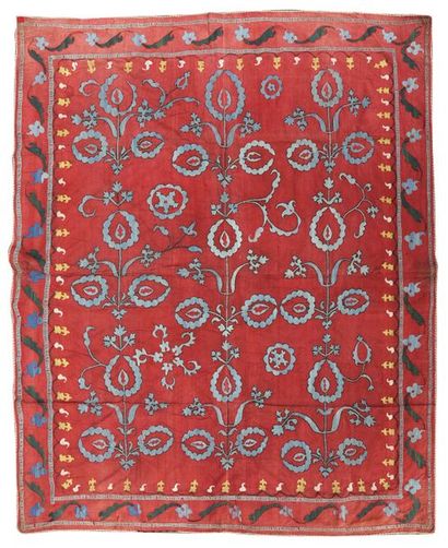 null Tenture en broderie suzani, Asie centrale, vers 1900, toile de coton rouge brodée...