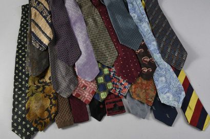 null Important lot de cravates, vers 1970 principalement, tricot, façonnés soie et...