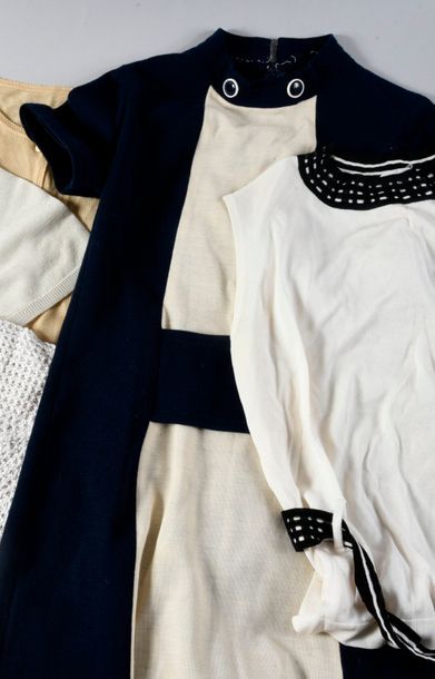 null Robe vers 1970, robe trapèze en lainage bleu et blancs, boutons assortis, (qq...