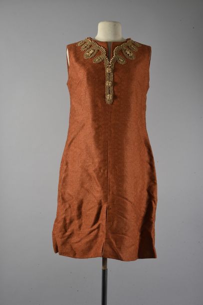 null Robe, vers 1970, robe trapèze en tissu rouille brodée sur le col en perles de...