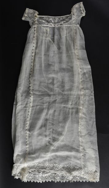null Robe de petite fille, broderie blanche, vers 1800-1810.

Longue robe à manches...