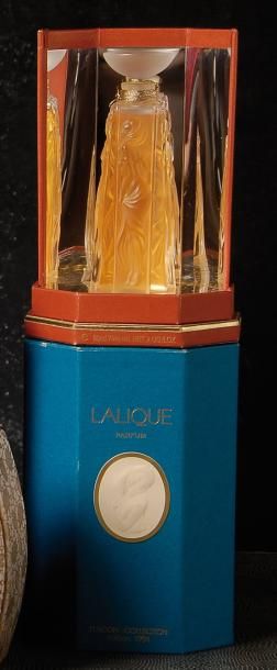 LALIQUE PARFUMS "Les Muses" - (1994) Présenté dans son coffret en carton doublé de...