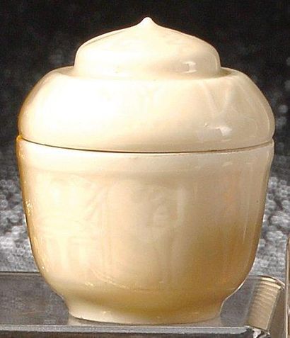BOURJOIS - (années 1920) Rare pot de crème en biscuit moulé émaillé ivoire de section...