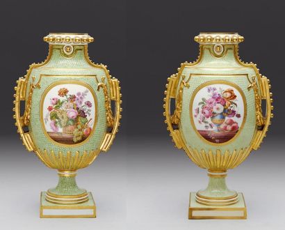 Sèvres Paire de vases à panneau en porcelaine dure de forme ovoïde reposant sur un...