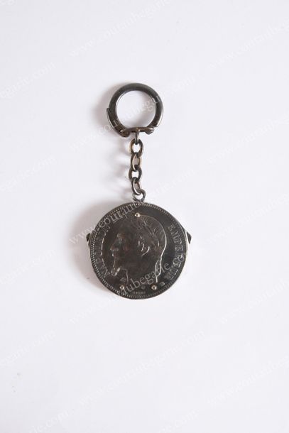 null NAPOLÉON III, empereur des Français (1808-1873).
Porte-clef en argent orné sur...