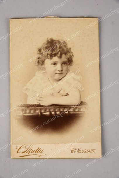 null * MAISON DE BOURBON-PARME.
Ensemble de cinq portraits photographiques anciens...