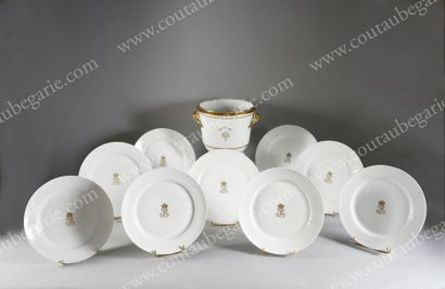 null SERVICE DES BALS.
Ensemble de 9 assiettes plates en porcelaine blanche à décor...
