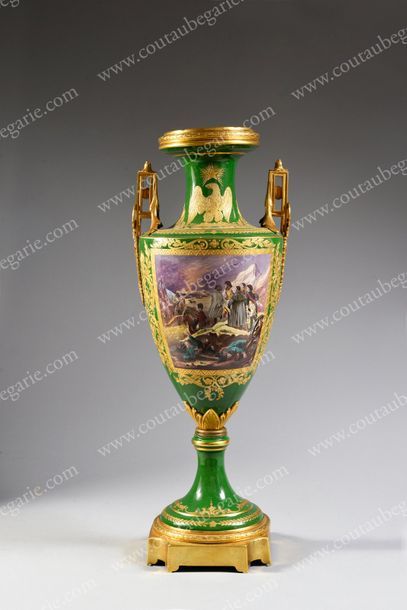 null NAPOLÉON Ier, empereur des français (1769-1821).
Vase sur piédouche en porcelaine...