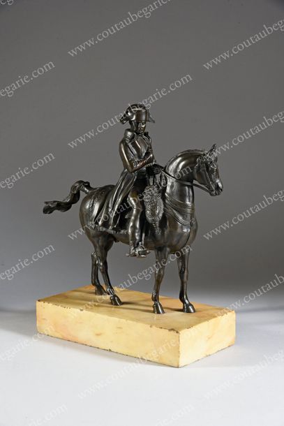 ÉCOLE FRANÇAISE DE LA FIN DU XIXe SIÈCLE. L'empereur Napoléon Ier à cheval.
Statue...
