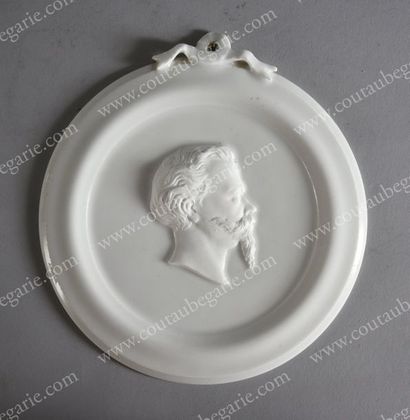 null VICTOR-EMMANUEL II, roi d'Italie (1820-1878).
Médaillon en porcelaine blanche...