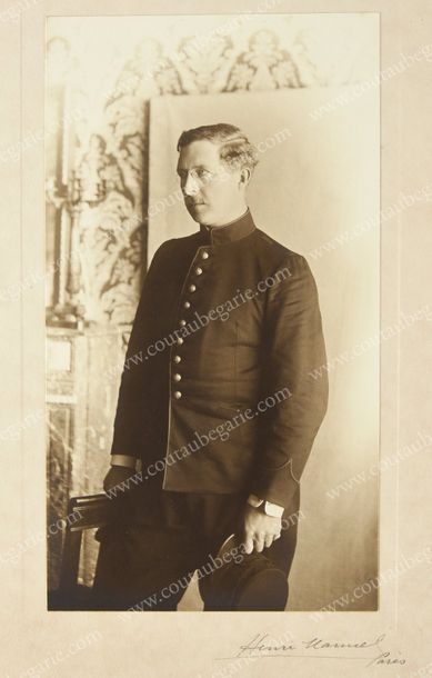 ALBERT Ier, roi des Belges (1875-1934) Ensemble de cinq grands portraits photographiques...