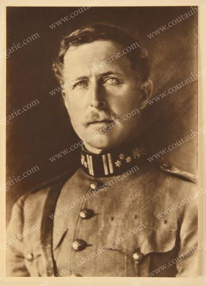ALBERT Ier, roi des Belges (1875-1934) Ensemble de cinq grands portraits photographiques...