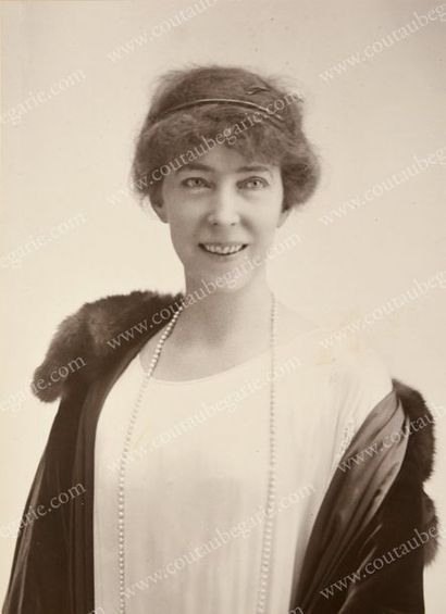 null ÉLISABETH, reine des Belges, née duchesse en Bavière (1876-1965).
Ensemble de...