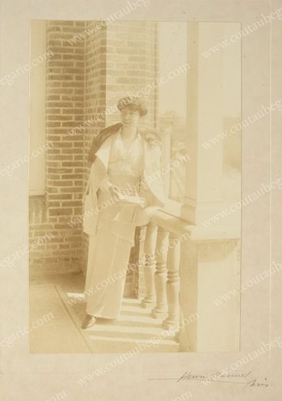 null ÉLISABETH, reine des Belges, née duchesse en Bavière (1876-1965).
Ensemble de...