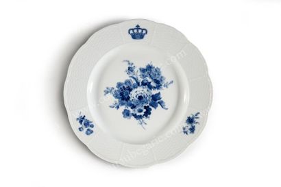 null SERVICE DE TABLE DU ROI VICTOR-EMMANUEL III DE SAVOIE.
Assiette plate en porcelaine...