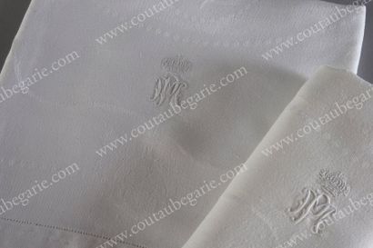 null SERVICE DE TABLE.
Ensemble de deux serviettes en damassé de coton blanc, à décor...