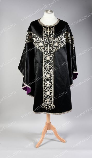 null CHASUBLE FLEURDELISÉE
D'UN ORNEMENT LITURGIQUE.
Couleur noire probablement pour...