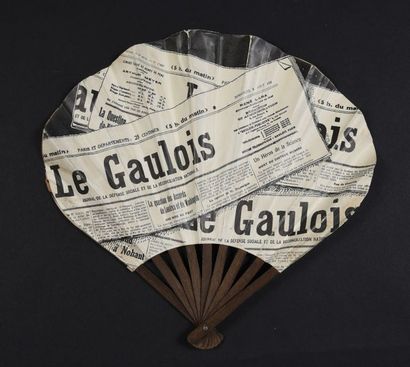 null LE GAULOIS - Eventail pour les "Galeries Lafayette" d'après Jean-Gabriel Domergue....