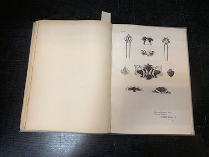 null Modern design in jewellery and fans

Edited by Charles Holme (1848-1923).

Très...