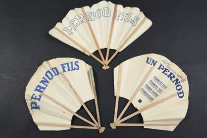 null ALCOOLS - Trois éventails pour "Pernod fils". Montures en bois.